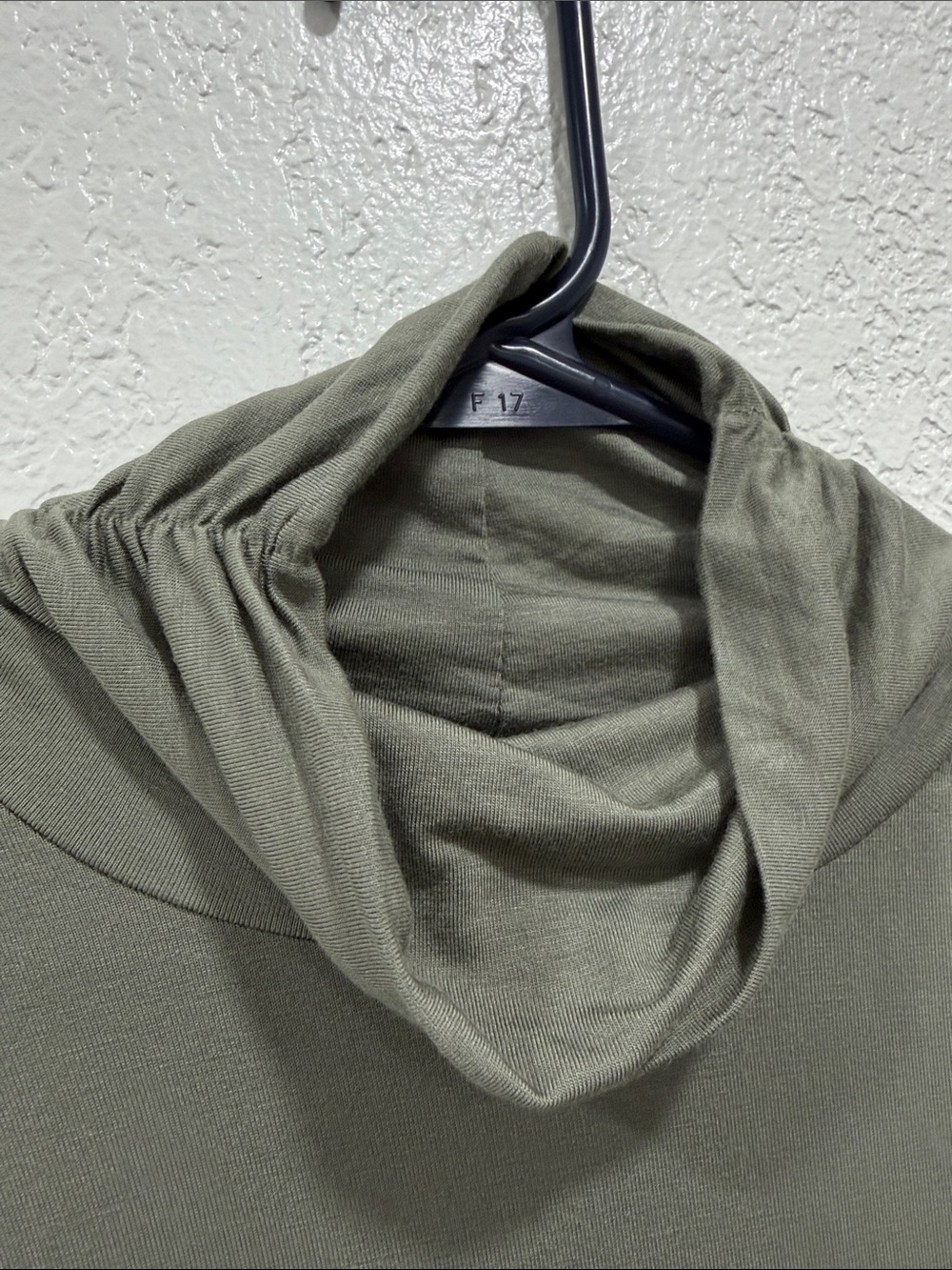 Cable & Gauge Women’s Olive Ruched Turtleneck Long-Sleeve Top Medium - Picture 6 of 6